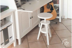 Adjustable stool with screw